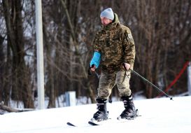 Veterans training on adaptive skiing