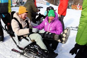 Veterans training on adaptive skiing