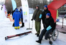 Veterans training on adaptive skiing