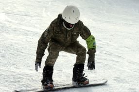 Veterans training on adaptive skiing