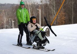 Veterans training on adaptive skiing