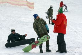 Veterans training on adaptive skiing