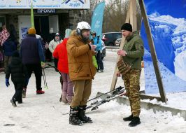 Veterans training on adaptive skiing