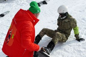 Veterans training on adaptive skiing
