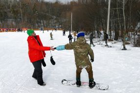 Veterans training on adaptive skiing