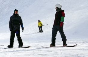 Veterans training on adaptive skiing
