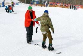 Veterans training on adaptive skiing