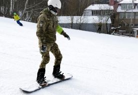 Veterans training on adaptive skiing