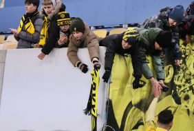 Фанати вітаються з футболістами