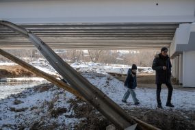 Люди собрались под Романовским мостом в Ирпене, чтобы почтить память погибших во время переправы