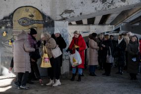 Люди собрались под Романовским мостом в Ирпене, чтобы почтить память погибших во время переправы