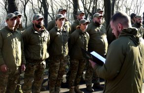New recruits take the volunteer oath at the grave of Hero of Ukraine Dmytro Kotsiubayl "Da Vinci"
