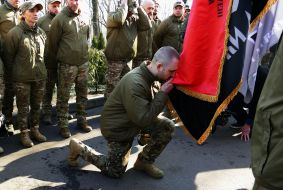 New recruits take the volunteer oath at the grave of Hero of Ukraine Dmytro Kotsiubayl "Da Vinci"