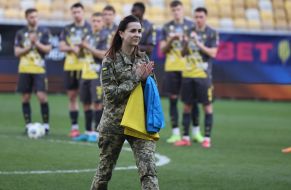 Украинская военнослужащая с флагом Украины