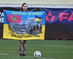 Украинская военнослужащая с флагом Украины