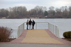 Люди відпочивають в парку "Наталка"