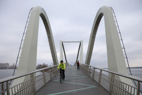 Пішохідний міст-хвиля у Києві