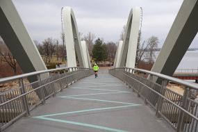 Пішохідний міст-хвиля у Києві