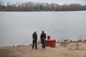 Чоловіки-рибалки на пляжі в парку "Наталка"