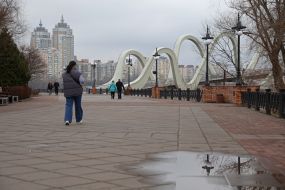 Пішохідний міст-хвиля у Києві