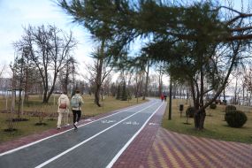 Люди відпочивають в парку "Наталка"