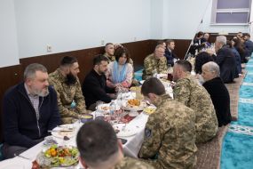 Volodymyr Zelenskyy held iftar with representatives of the Ukrainian Muslim community and Muslim military personnel