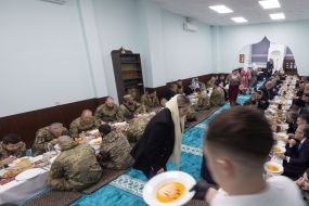 Volodymyr Zelenskyy held iftar with representatives of the Ukrainian Muslim community and Muslim military personnel