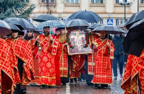 Clergymen carry an icon down the street in Uzhhorod