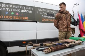 Работа Центра рекрутинга Сухопутных войск с людьми на Подоле в Киеве