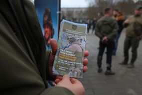 Информационные материалы в руках рекрутера