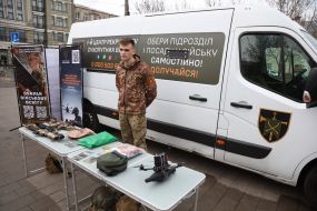 Работа Центра рекрутинга Сухопутных войск с людьми на Подоле в Киеве