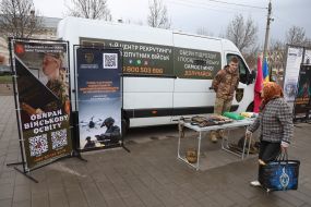 Работа Центра рекрутинга Сухопутных войск с людьми на Подоле в Киеве