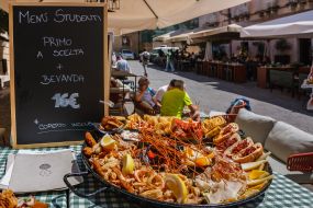 Закуска з морепродуктів в одному з припортових ресторанів міста Сіракуза