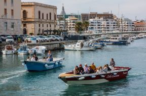 Экскурсионные катера в порту города Сиракуза
