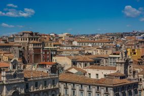 Вид на здания исторического центра города Катания