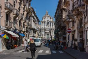 Вид на Кафедральный собор Святой Агаты в городе Катания