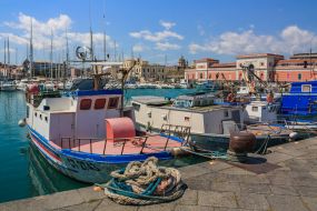 Рыболовные катера в порту города Катания