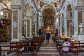 Туристы в Коллегиальной базилике города Катания