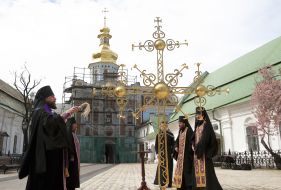 Installation of the cross on the Trinity Church in the Kiev Pechersk Lavra