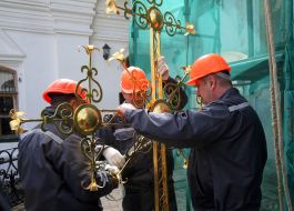 Установление креста на Троицкую  церковь в Киево-Печерской лавре