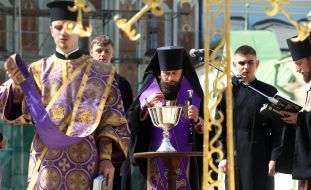 Installation of the cross on the Trinity Church in the Kiev Pechersk Lavra