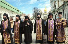 Installation of the cross on the Trinity Church in the Kiev Pechersk Lavra