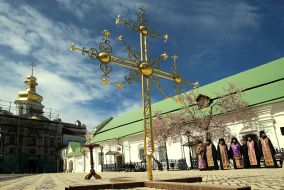 Installation of the cross on the Trinity Church in the Kiev Pechersk Lavra