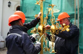 Установление креста на Троицкую  церковь в Киево-Печерской лавре