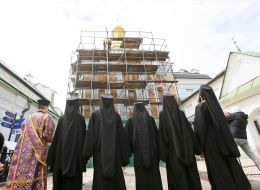 Installation of the cross on the Trinity Church in the Kiev Pechersk Lavra
