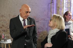 Helena Hakaoya, Jean-Luc Bernasconi