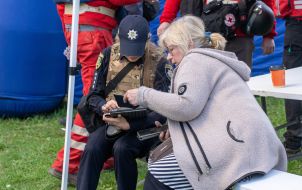 Медики и работники полиции оказывают помощь жителям после удара баллистическими ракетами с кассетной начинкой по Харькову