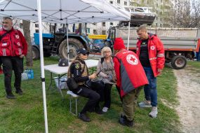 Медики и спасатели оказывают помощь жителям после удара баллистическими ракетами с кассетной начинкой по Харькову