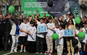 Виктория Миргородская и участники события с дипломами