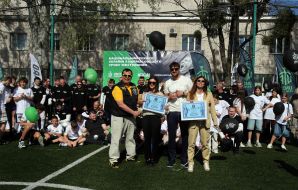 Vitaly Zorin presents a diploma to Victoria Myrhorodskaya